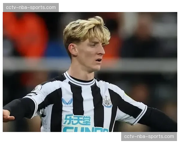 纽卡戈登传球失误致失球 前场回防不力加重防线负担 纽卡戈登传球失误致失球 前场回防不力加重防线负担